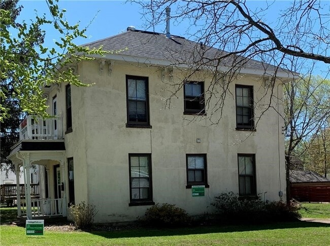 Building Photo - 1003 8th St E