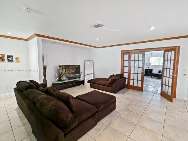Building Photo - 6140 Pine Tree Dr