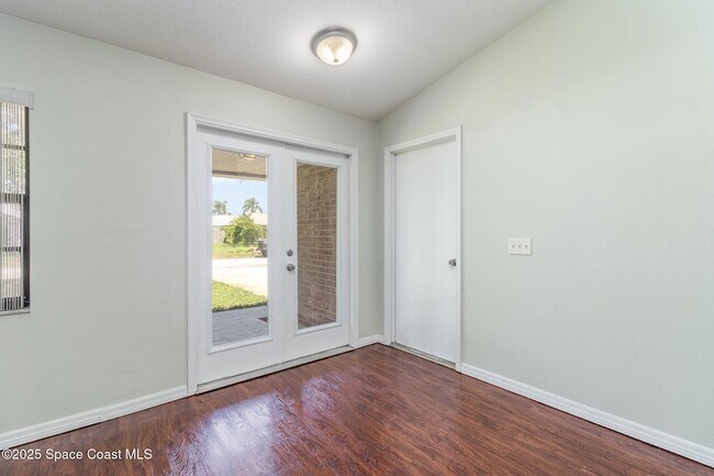 Foto del edificio - 841 Raintree Ave