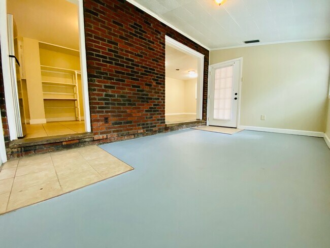 Building Photo - 1809 Nottingham Dr S