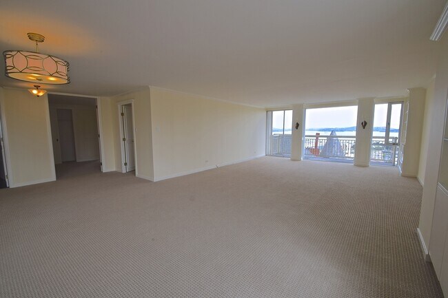 Building Photo - Pacific Heights Doorman Building w/ Stunni...