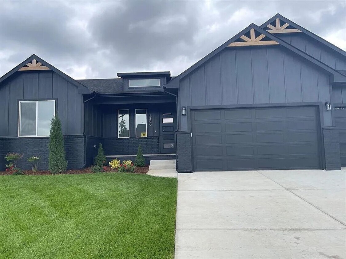 Foto principal - Single family home in Goddard Kansas. This...