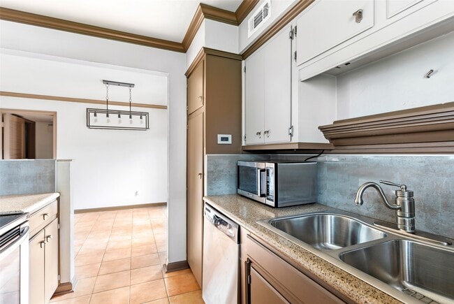 Building Photo - 2744 Briarhurst Dr