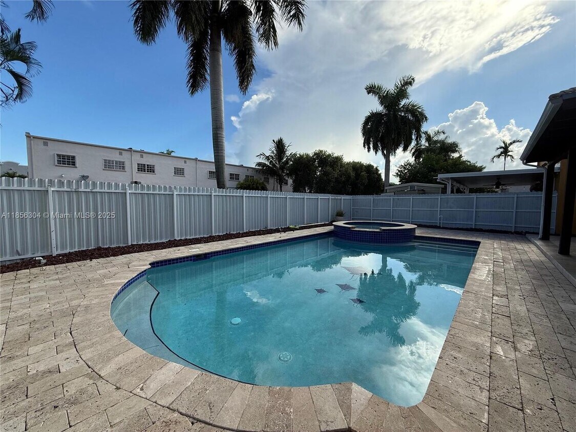 Foto principal - 12405 NW 7th St