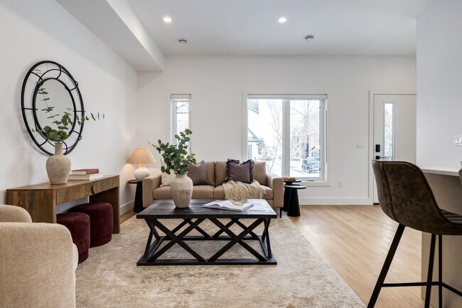 Photo du bâtiment - Brand New Townhouses in Capitol Hill Available Immediately