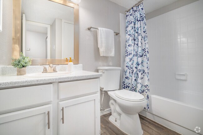 Baño de 1BR, 1BA y 655SF - City Crest Apartments