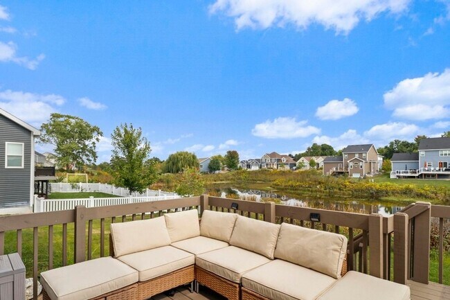 Foto del edificio - Charming 4BR House in Madison with pond view!