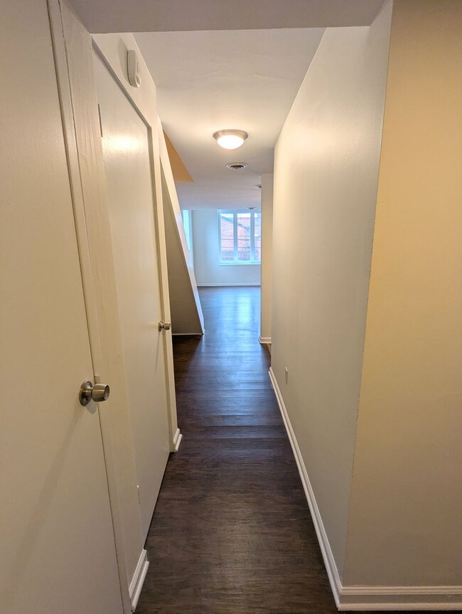 Building Photo - 2 Bedroom 1 Bathroom Loft Apartment (Shady...