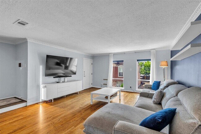 Building Photo - 386 N Post Oak Ln