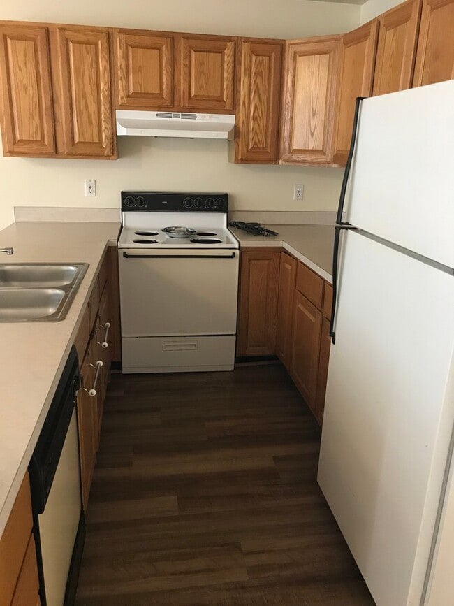 Building Photo - (SAM 15) 3 bedroom and 1.5 Bathroom duplex