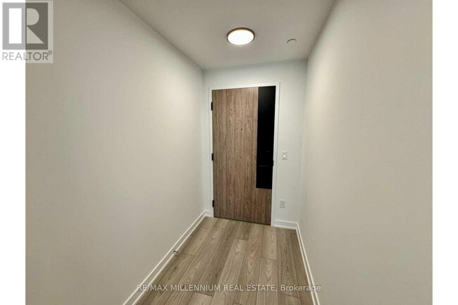 Photo du bâtiment - 1007 The Queensway