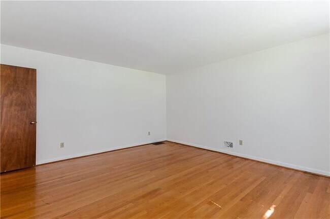 Building Photo - 1194 Laurel Hill Dr