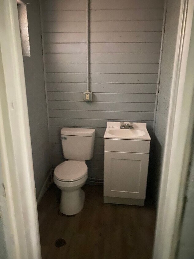 Building Photo - Private Duplex One Bedroom Unit