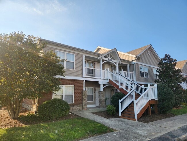 Building Photo - Beautiful 2 bedroom 2 full bath condo close to clubhouse and pool