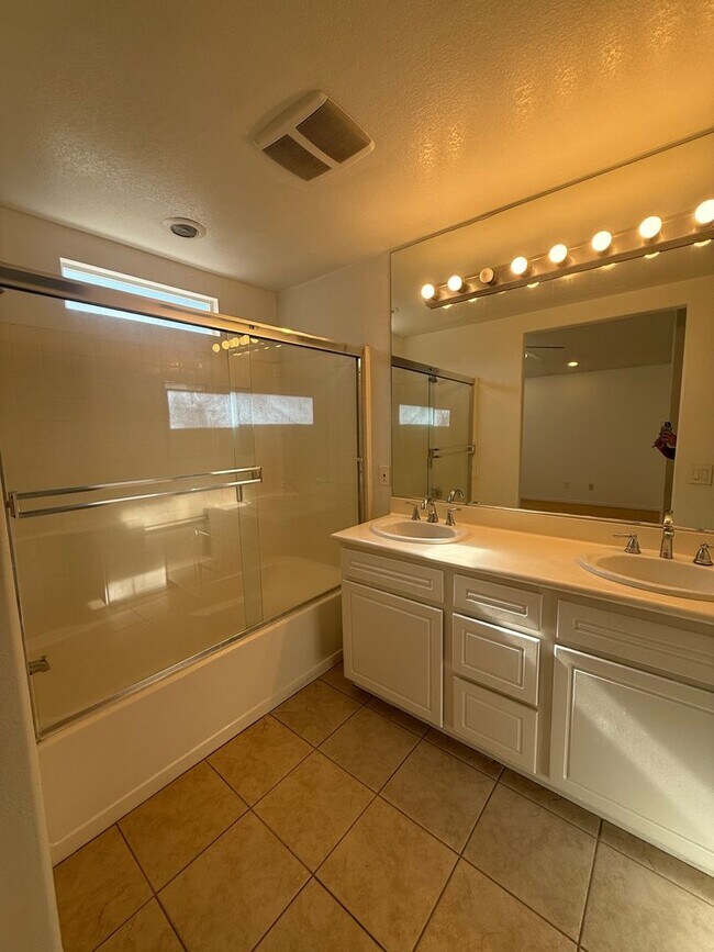 Foto del edificio - 3 bed, 2 1/2 bath home in East Simi Valley