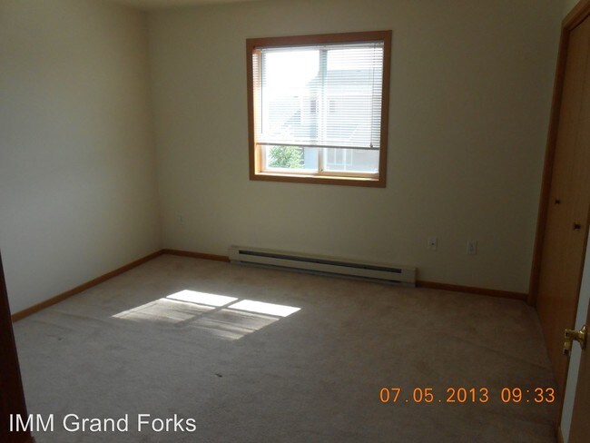Building Photo - 1609-1610 Spruce Dr NE