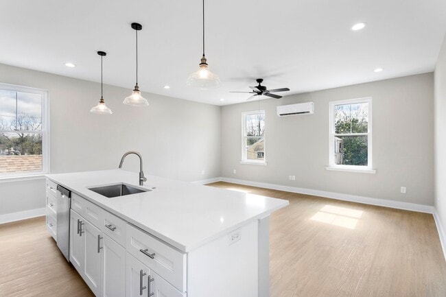 Building Photo - 2028 Arbutus Ave