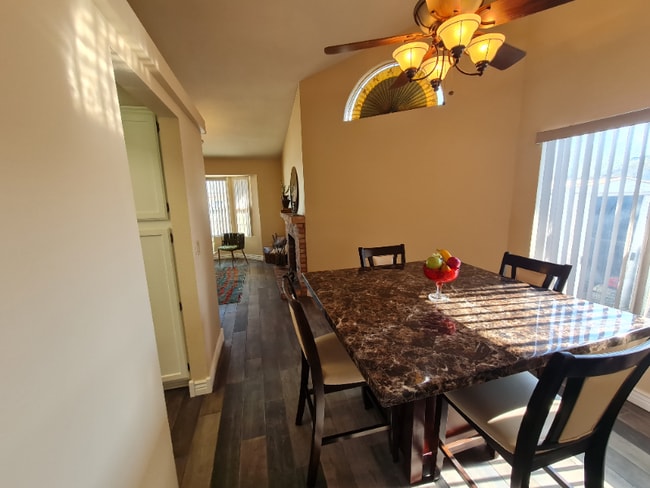 Foto del edificio - 7944 W Charter Oak Rd