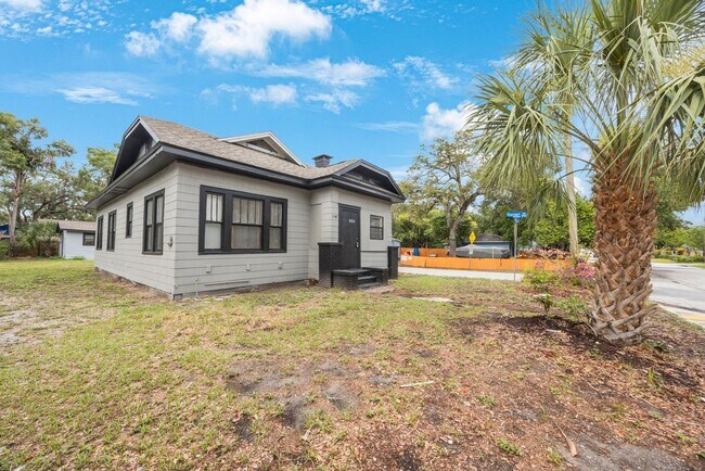 Foto del edificio - Large 3bdrm/1bath/+ bonus room ***Section ...