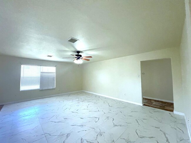 Building Photo - 5818 Linksman Ln