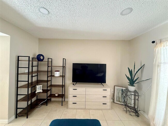 Foto del edificio - 10053 Lake Oak Cir