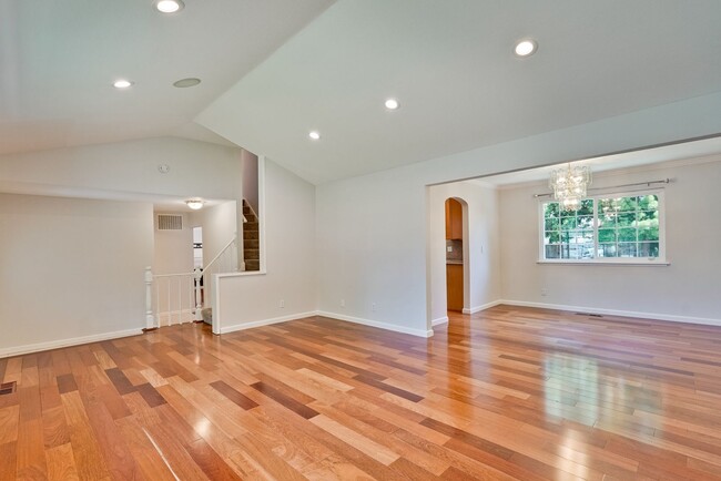 Foto del edificio - Spacious 4-Bed Almaden Valley Home with Bo...