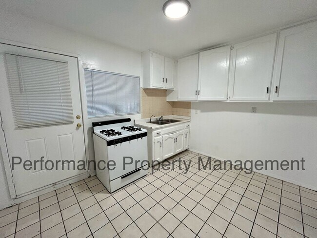 Building Photo - Cute 2 Bed/1 Bath in Central Bakersfield w...