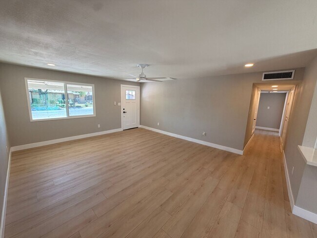 Building Photo - Stunning 3 bed / 2 bath remodeled Home in Phoenix with No HOA