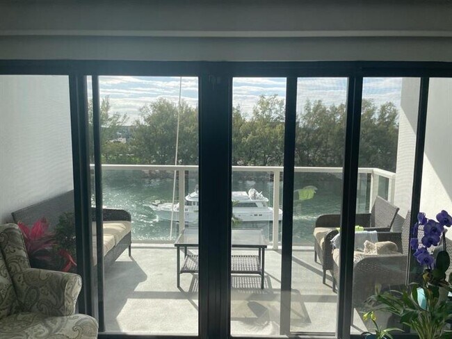 Foto del edificio - 1401 N Riverside Dr