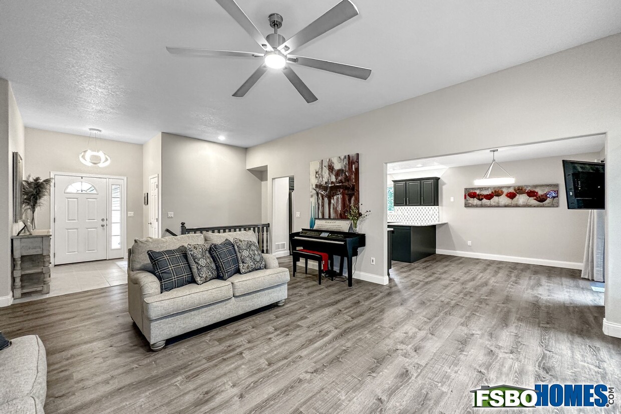 14404 Maple Dr, Urbandale, IA 50323 House Rental in Urbandale, IA