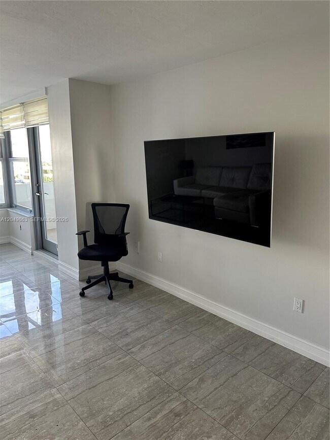 Building Photo - 2899 Collins Ave