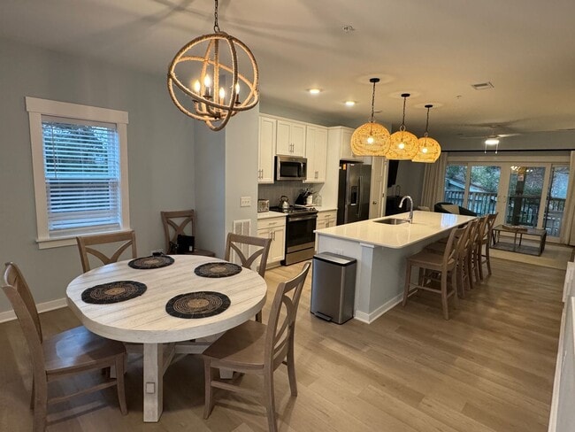 Building Photo - 2 Bedroom 2.5 bath Townhome-Available April 1st