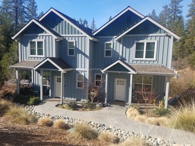 Building Photo - 223 Chief Kelly Dr