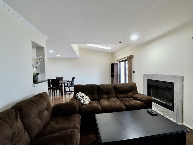 Building Photo - 728 Mainsail Ln