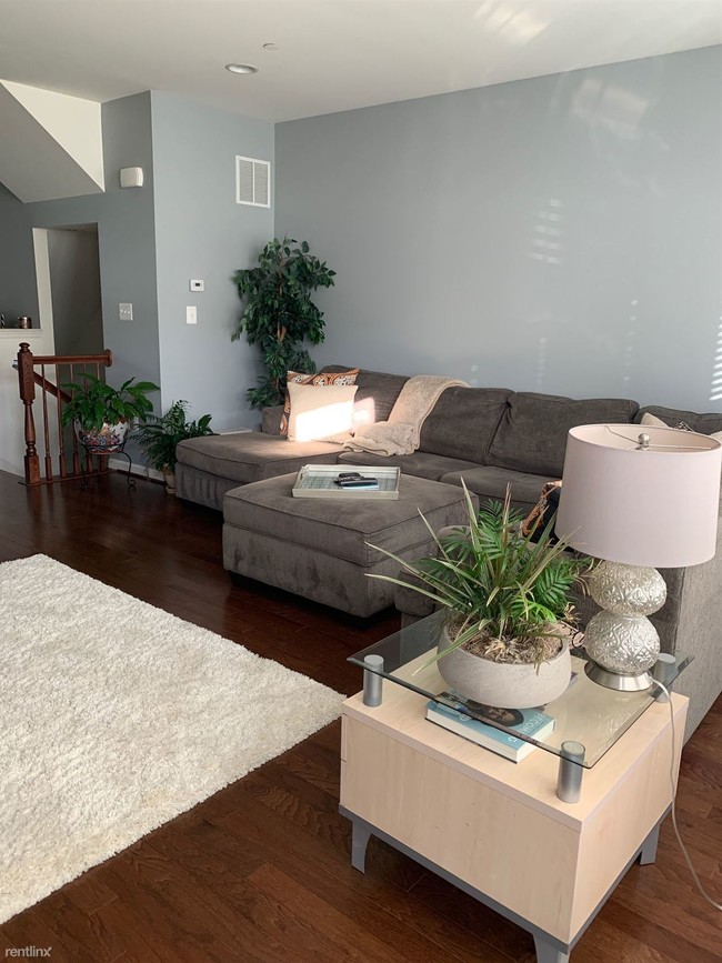 Building Photo - 4 br, 3.5 bath Townhome - 124 Amelia Way