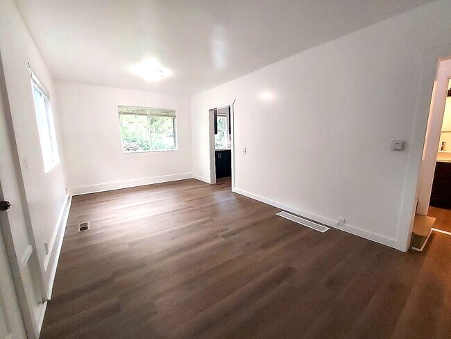 Foto del edificio - Spacious 4BD/3BA with Fenced Yard & Front Porch in North Seattle!