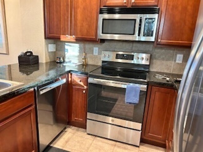 Building Photo - 3 Bedroom Townhome at The Landing at Cherr...