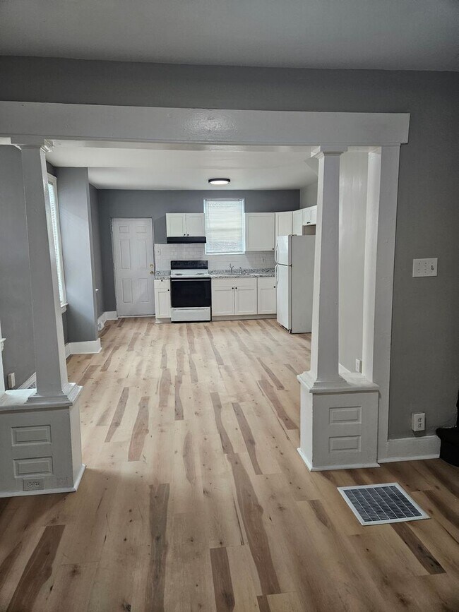 Building Photo - Charming row home in Chester, voucher holders welcome!