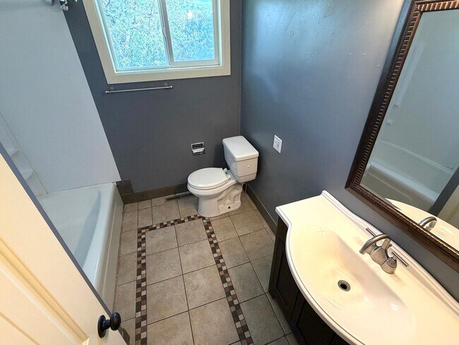 Foto del edificio - Pet Friendly 2 bed 1/5 bath Single Family Home With Fully Fenced Yard and Garage in great neighbo...