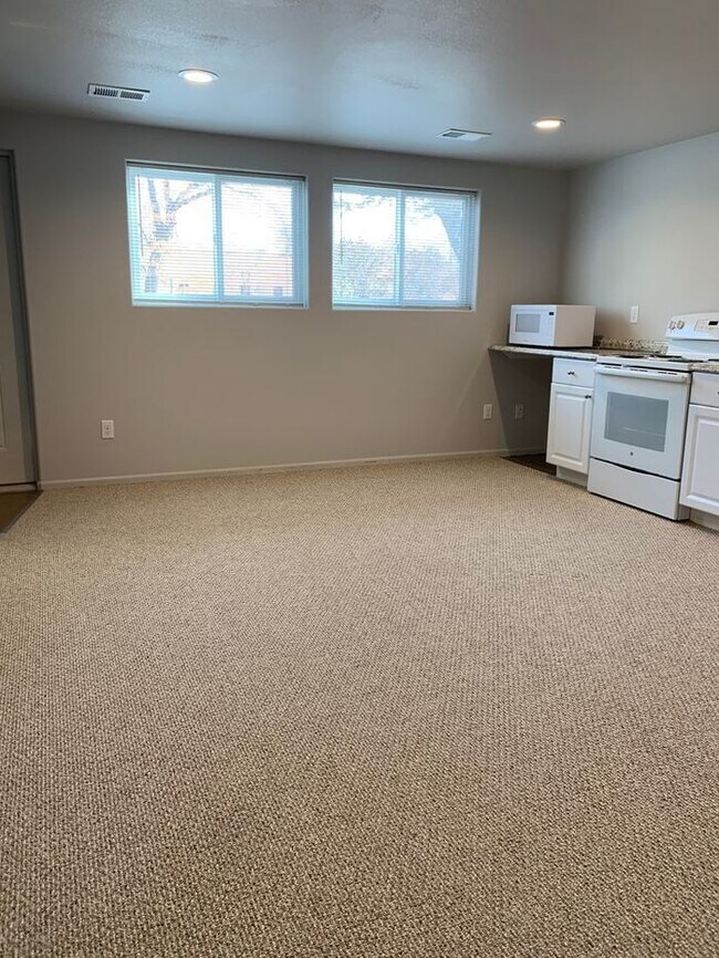 Building Photo - Newer 2 bed, 1 bath Apartment