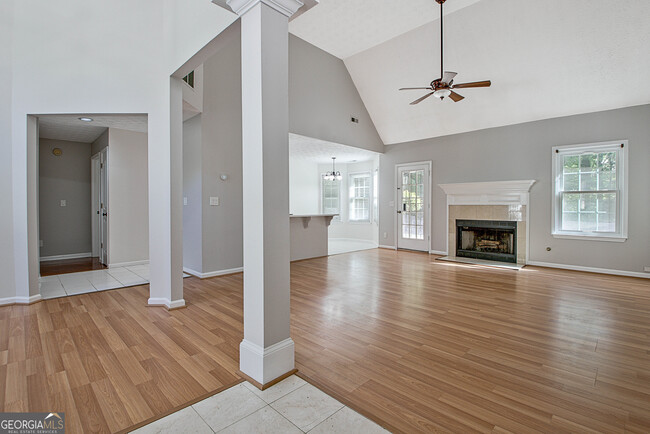 Building Photo - 302 Vendella Cir