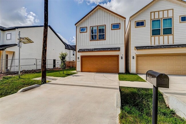 Building Photo - 2115 Esther Dr