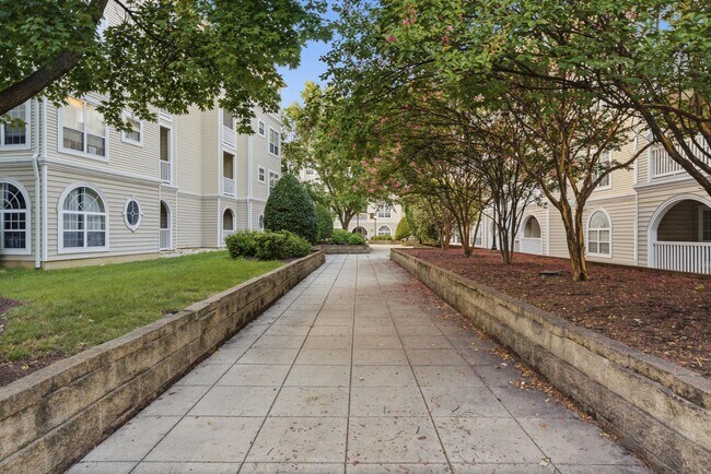 Foto del edificio - 4551 Strutfield Ln