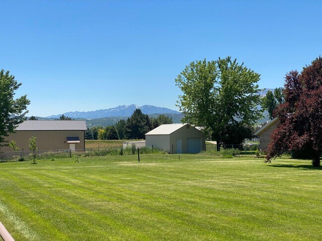 Foto del edificio - Beautiful home single level entry with out buildings and amazing landscaping - shorter term lease...