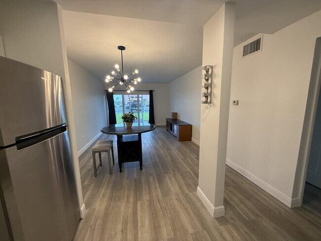 Foto del edificio - 719 S Beach St