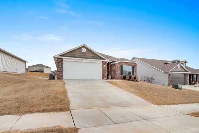 Building Photo - Move-In Ready Rental in Prime Location – 6...