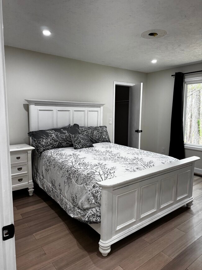 Cama 2 - 1042 Adams Rd