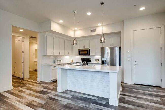 Building Photo - Luxury 2 Bedroom Condo MOVE-IN READY!