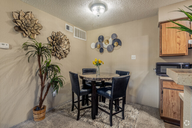 1BR, 1BA - 615SF - Creekwood Village