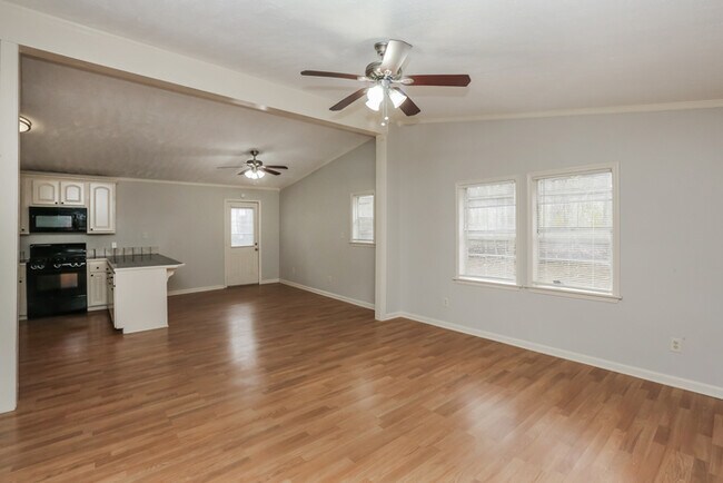 Building Photo - 3 Bedroom, 2.5 Bathroom in Clinton